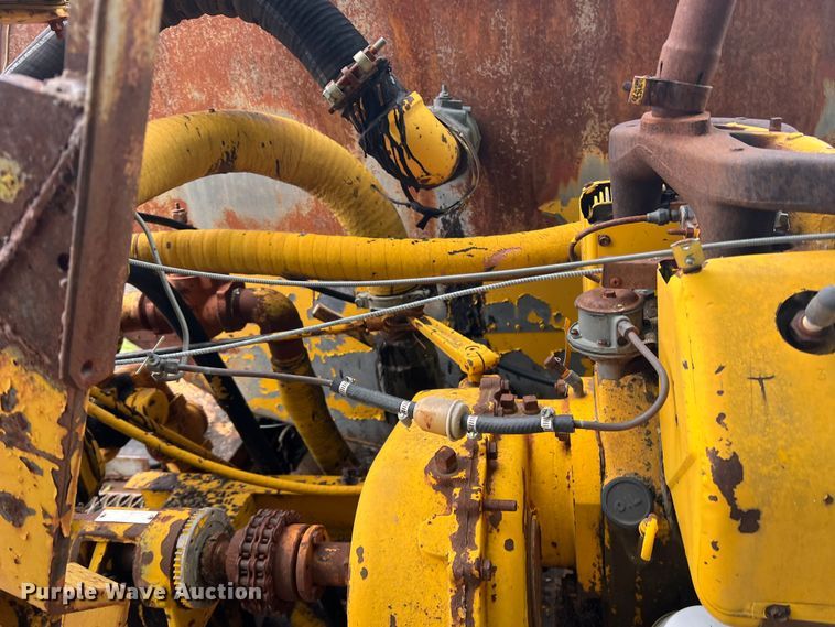 image for item LB9343 Wales MU-1000  oil distributor trailer