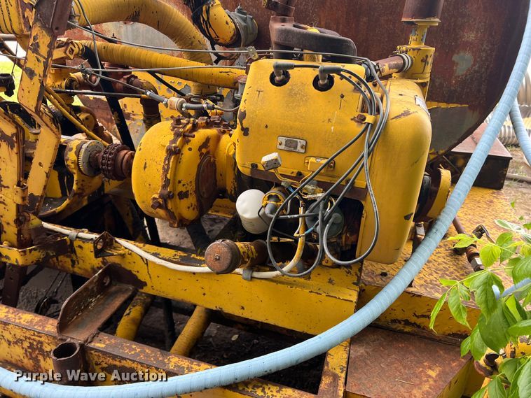 image for item LB9343 Wales MU-1000  oil distributor trailer