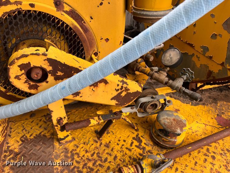 image for item LB9343 Wales MU-1000  oil distributor trailer