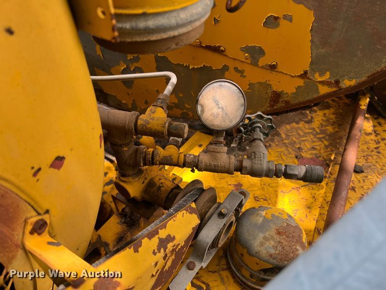 image for item LB9343 Wales MU-1000  oil distributor trailer