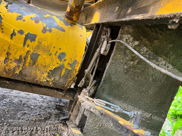 image for item LB9343 Wales MU-1000  oil distributor trailer