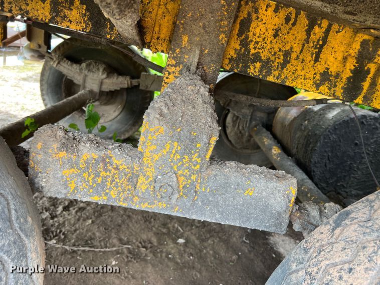 image for item LB9343 Wales MU-1000  oil distributor trailer