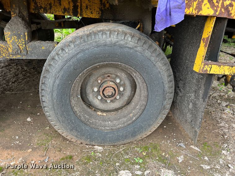 image for item LB9343 Wales MU-1000  oil distributor trailer