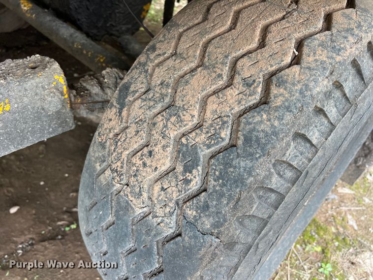 image for item LB9343 Wales MU-1000  oil distributor trailer