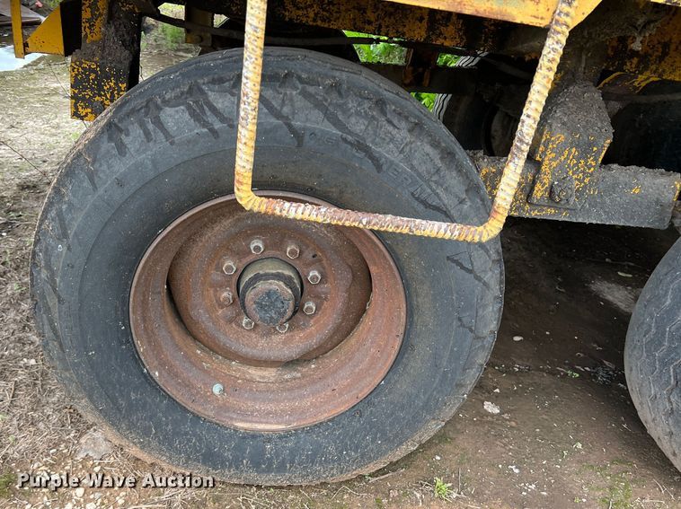 image for item LB9343 Wales MU-1000  oil distributor trailer