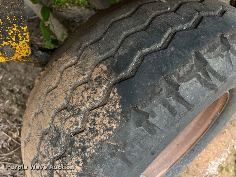 image for item LB9343 Wales MU-1000  oil distributor trailer