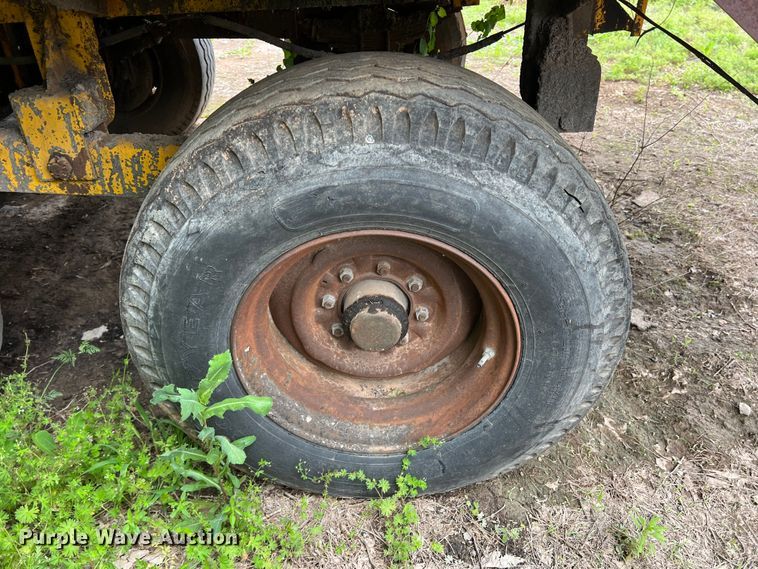 image for item LB9343 Wales MU-1000  oil distributor trailer