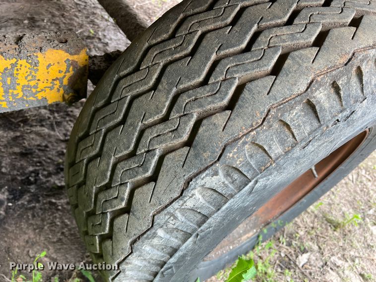 image for item LB9343 Wales MU-1000  oil distributor trailer