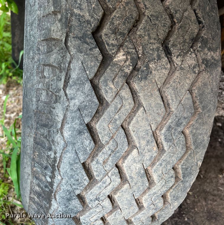 image for item LB9343 Wales MU-1000  oil distributor trailer