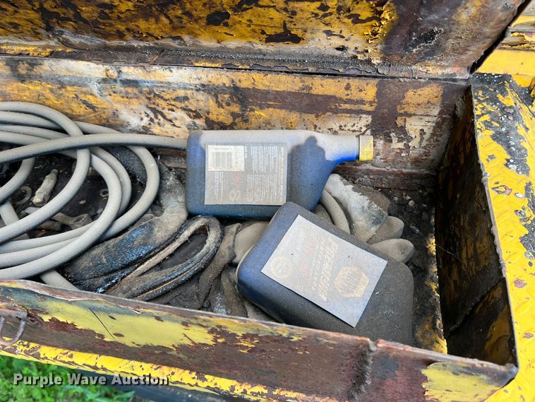 image for item LB9343 Wales MU-1000  oil distributor trailer