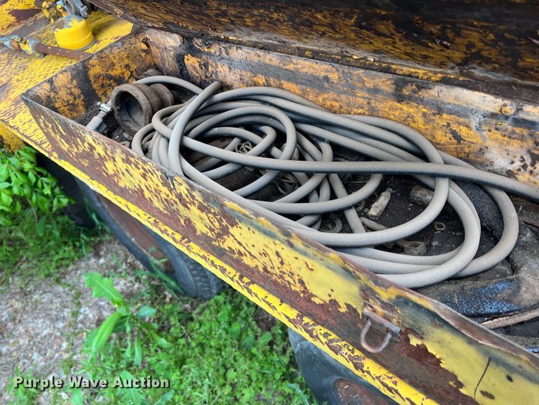 image for item LB9343 Wales MU-1000  oil distributor trailer