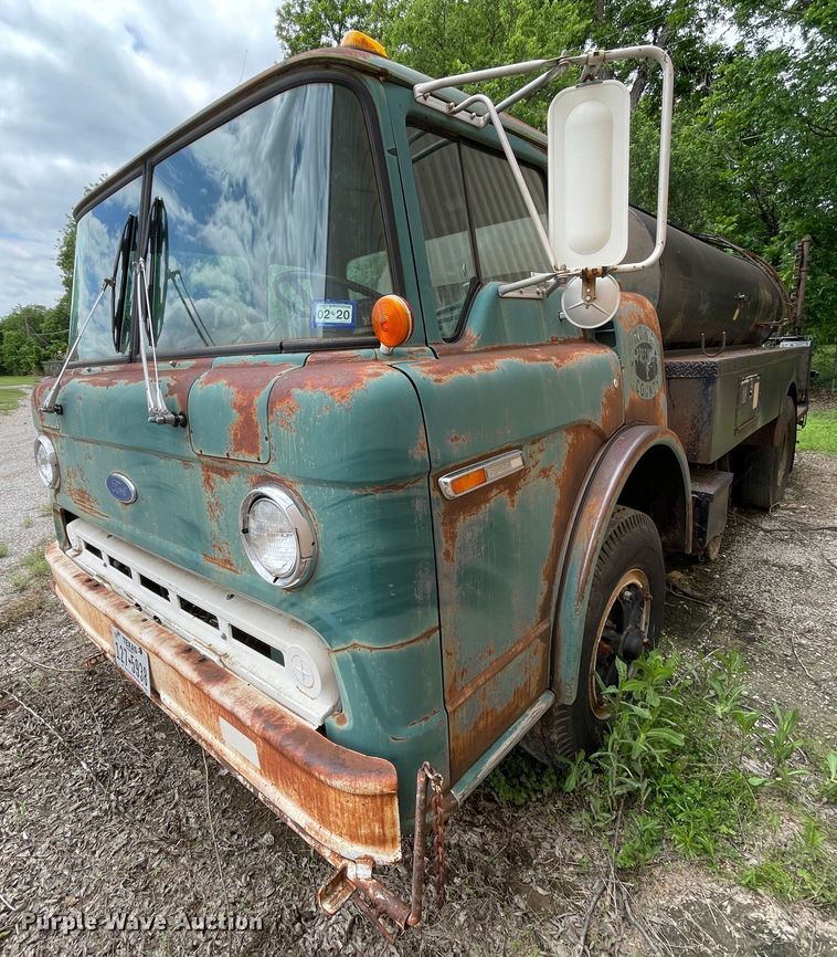 image for item LB9350 1987 Ford C800  oil distributor truck