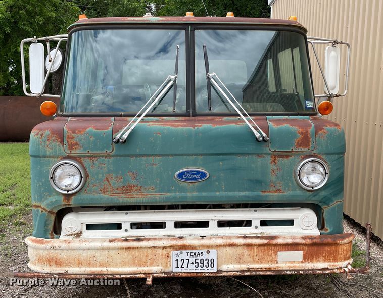 image for item LB9350 1987 Ford C800  oil distributor truck