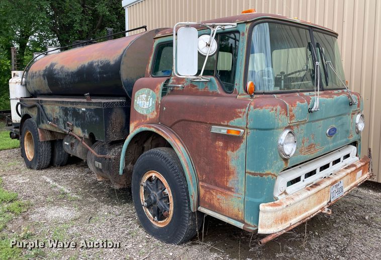 image for item LB9350 1987 Ford C800  oil distributor truck