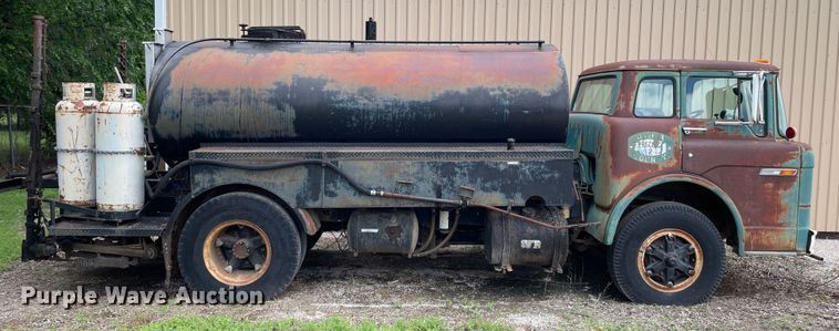 image for item LB9350 1987 Ford C800  oil distributor truck