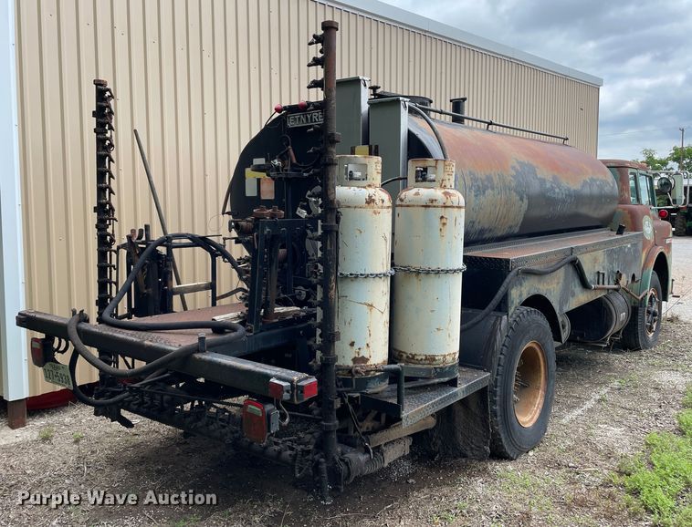 image for item LB9350 1987 Ford C800  oil distributor truck