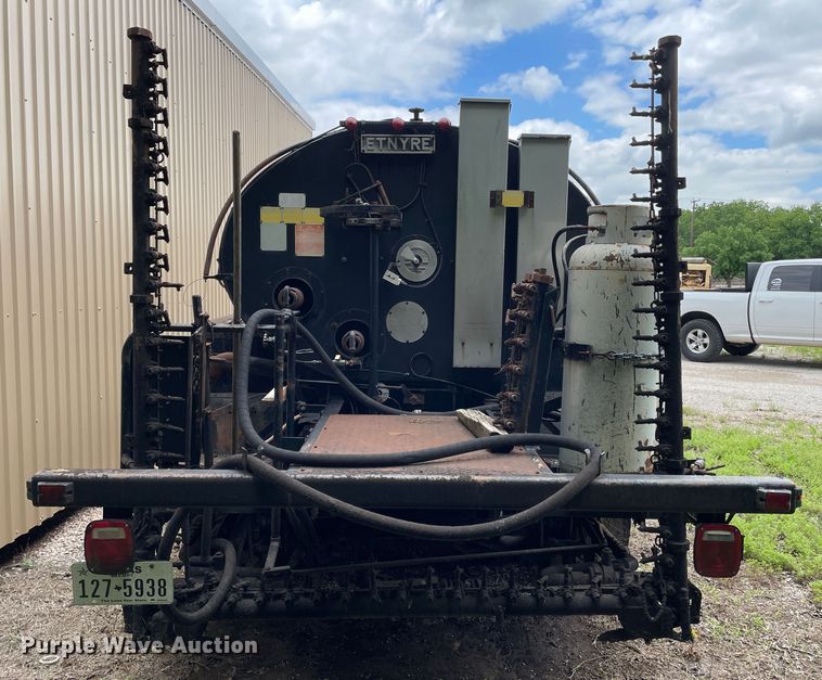 image for item LB9350 1987 Ford C800  oil distributor truck