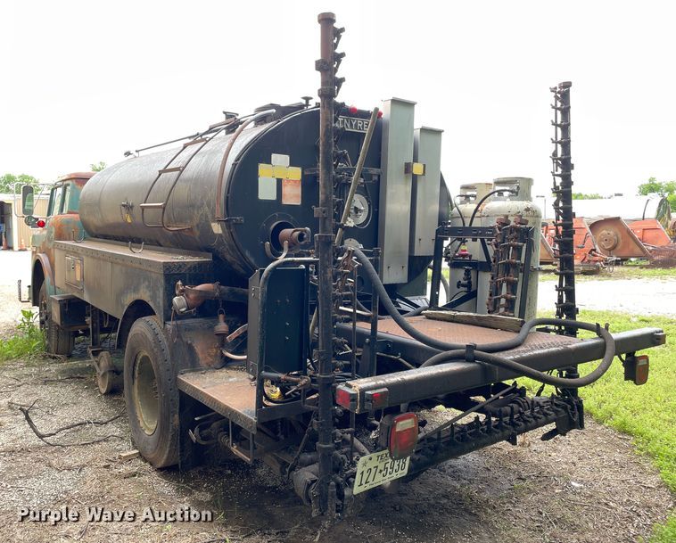 image for item LB9350 1987 Ford C800  oil distributor truck