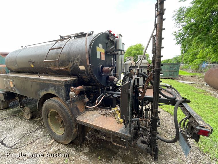 image for item LB9350 1987 Ford C800  oil distributor truck