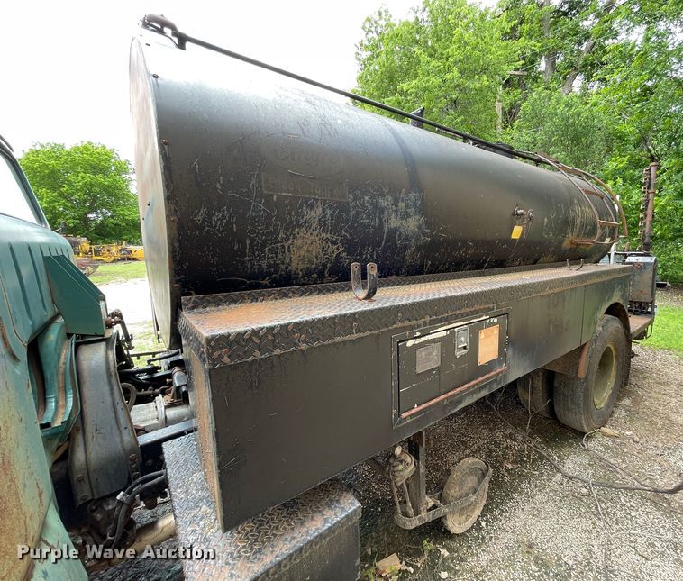 image for item LB9350 1987 Ford C800  oil distributor truck