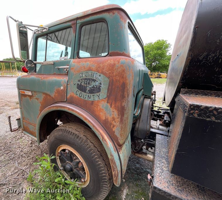 image for item LB9350 1987 Ford C800  oil distributor truck