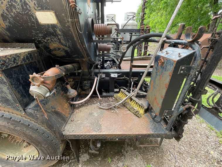 image for item LB9350 1987 Ford C800  oil distributor truck