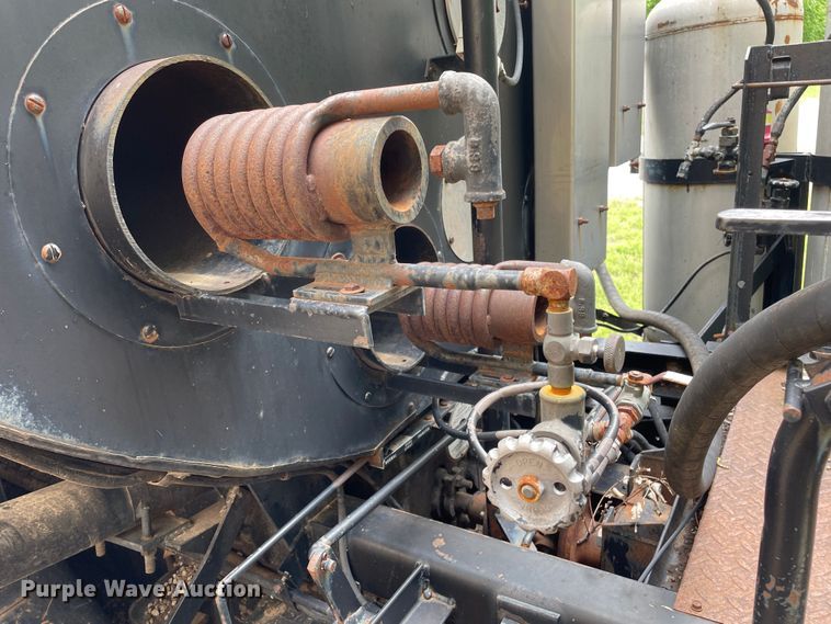 image for item LB9350 1987 Ford C800  oil distributor truck