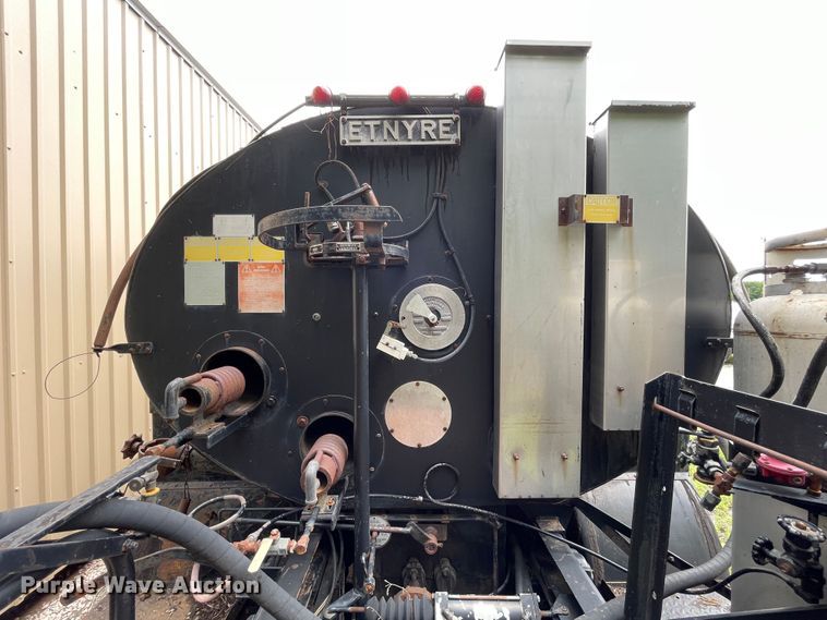 image for item LB9350 1987 Ford C800  oil distributor truck