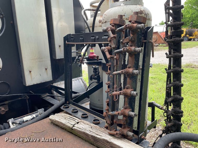 image for item LB9350 1987 Ford C800  oil distributor truck