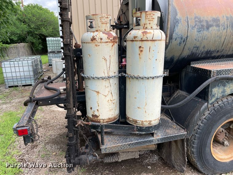 image for item LB9350 1987 Ford C800  oil distributor truck