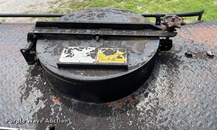 image for item LB9350 1987 Ford C800  oil distributor truck