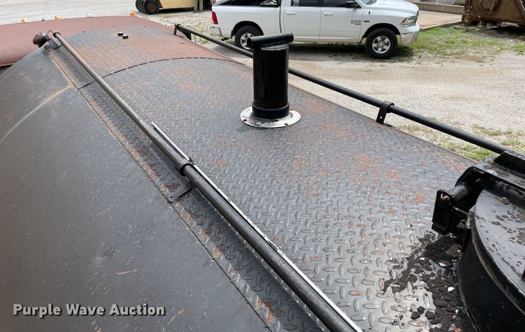 image for item LB9350 1987 Ford C800  oil distributor truck