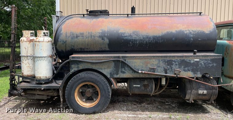 image for item LB9350 1987 Ford C800  oil distributor truck