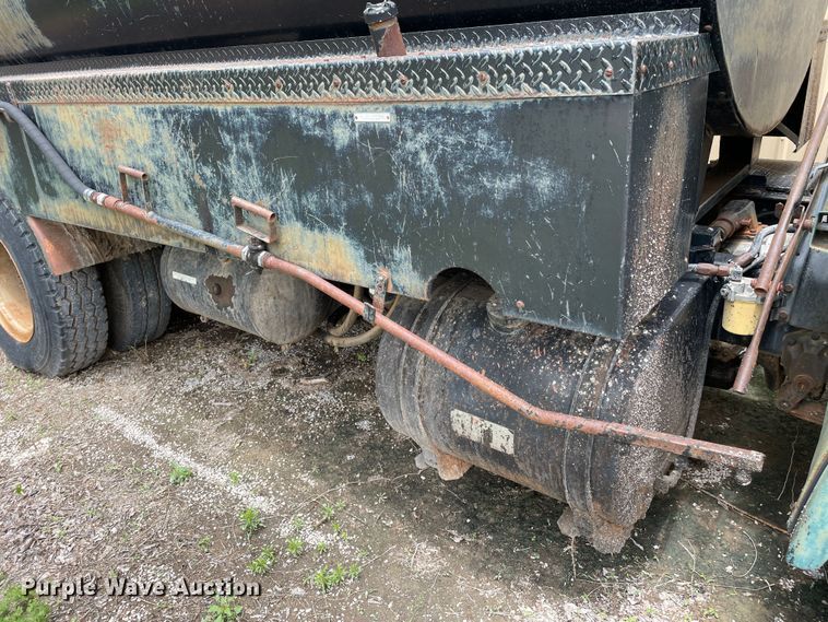 image for item LB9350 1987 Ford C800  oil distributor truck