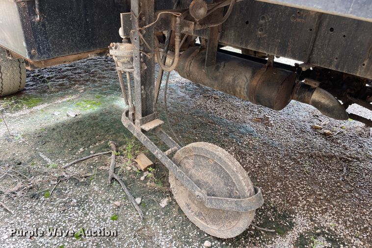 image for item LB9350 1987 Ford C800  oil distributor truck