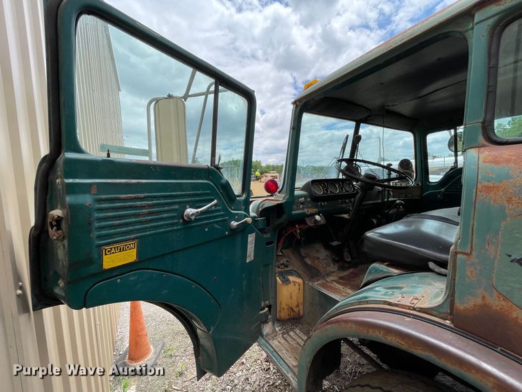 image for item LB9350 1987 Ford C800  oil distributor truck