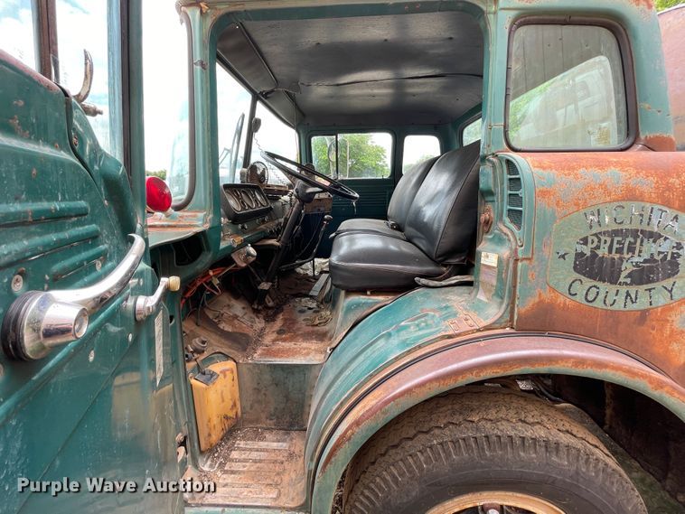 image for item LB9350 1987 Ford C800  oil distributor truck