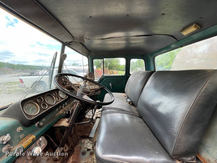 image for item LB9350 1987 Ford C800  oil distributor truck