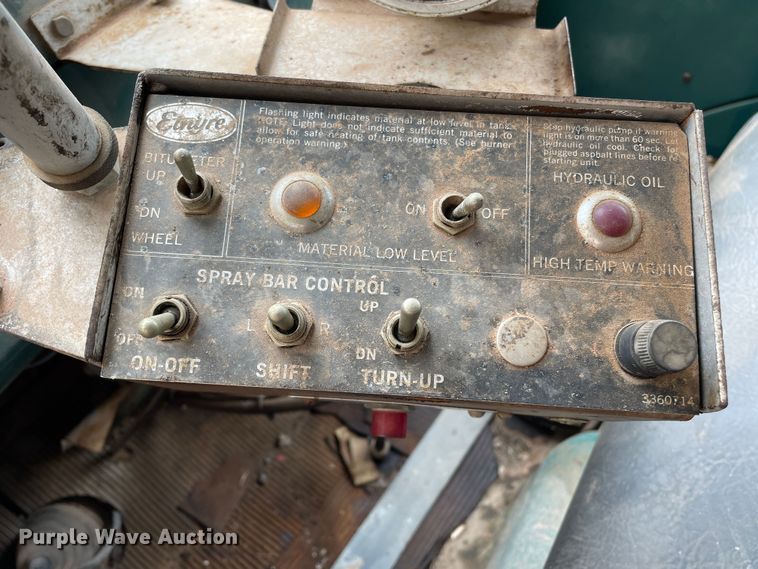 image for item LB9350 1987 Ford C800  oil distributor truck