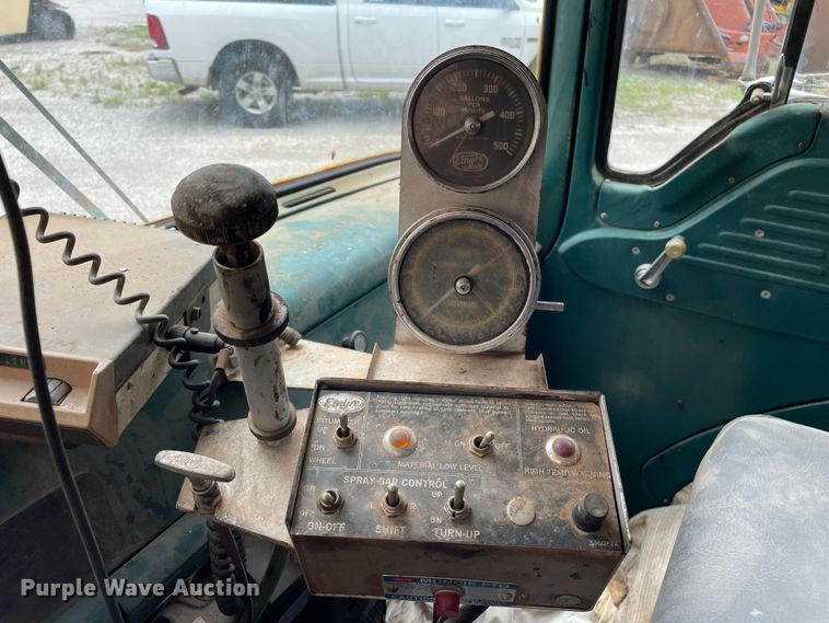 image for item LB9350 1987 Ford C800  oil distributor truck