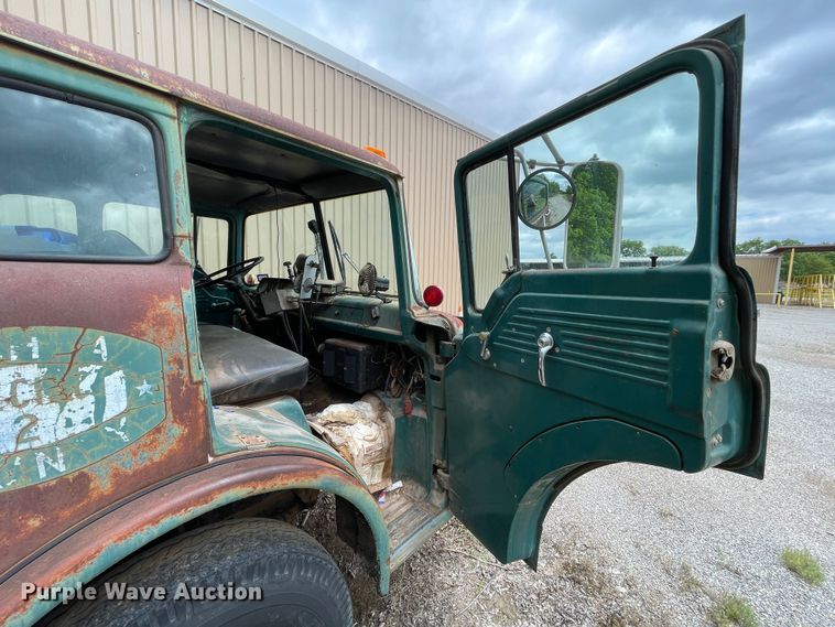 image for item LB9350 1987 Ford C800  oil distributor truck