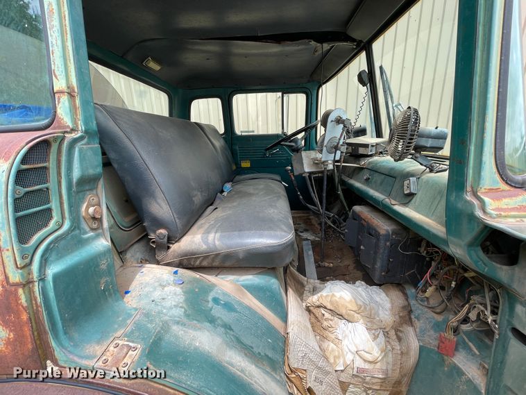 image for item LB9350 1987 Ford C800  oil distributor truck