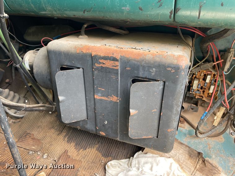 image for item LB9350 1987 Ford C800  oil distributor truck