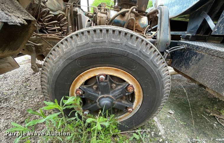 image for item LB9350 1987 Ford C800  oil distributor truck