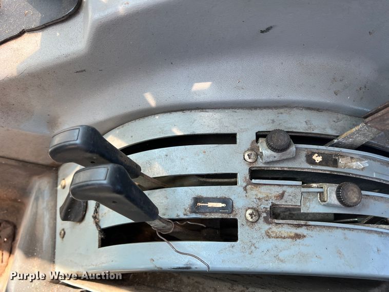 image for item LB9380 2000 Massey Ferguson 4263  tractor