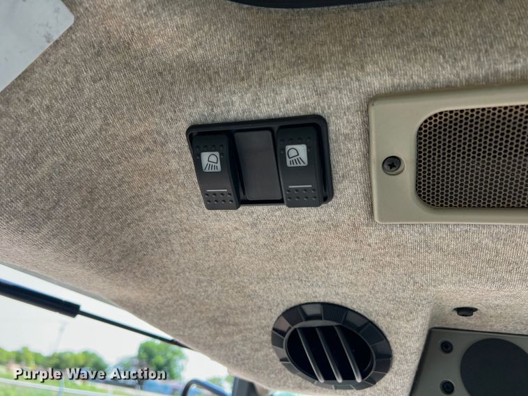 image for item LB9380 2000 Massey Ferguson 4263  tractor