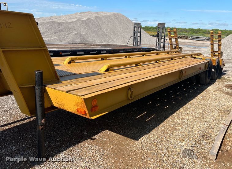 image for item LB9382 1979 Hyster  equipment trailer