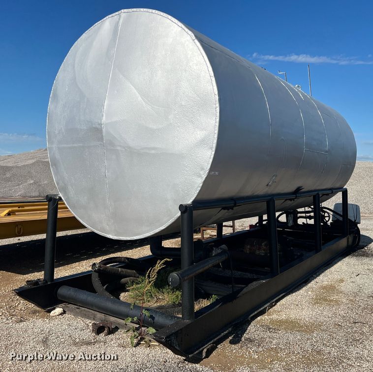 image for item LB9383 Oil tank