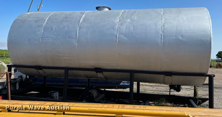 image for item LB9383 Oil tank