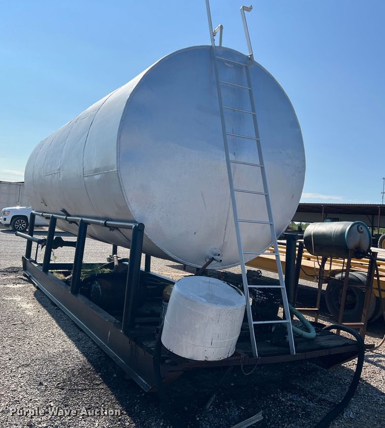 image for item LB9383 Oil tank